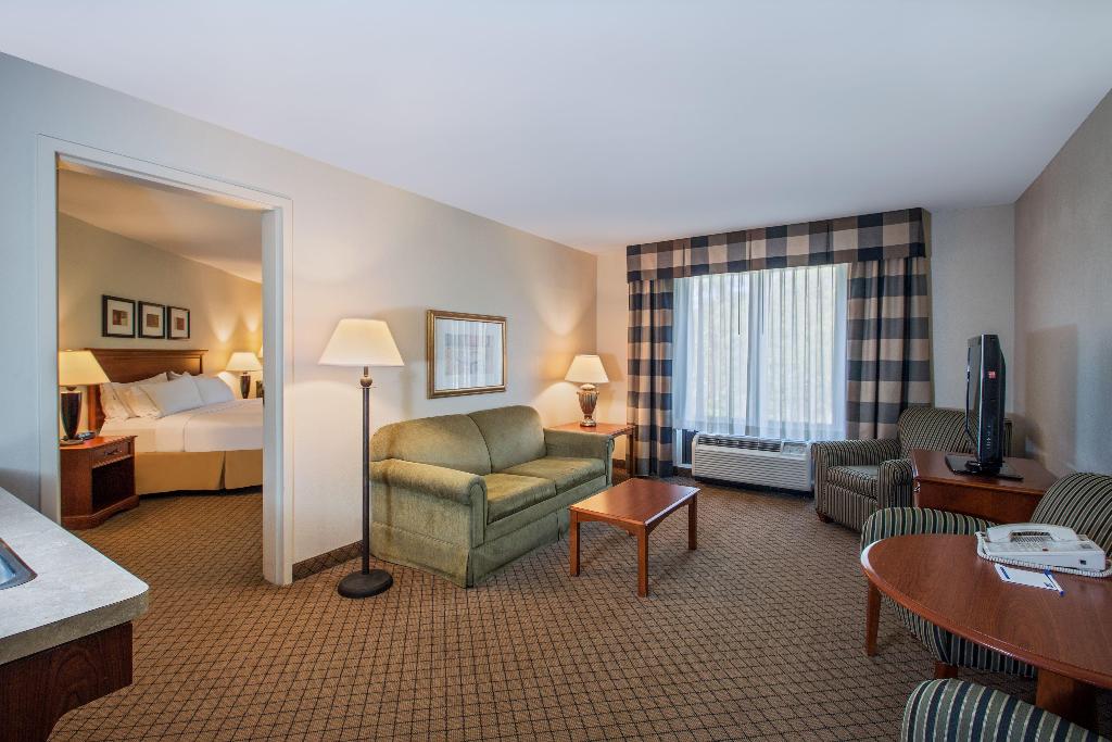 Holiday Inn Express and Suites Jackson Flowood