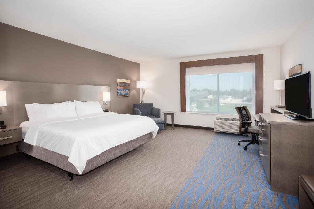 Holiday Inn Express & Suites Great Bend