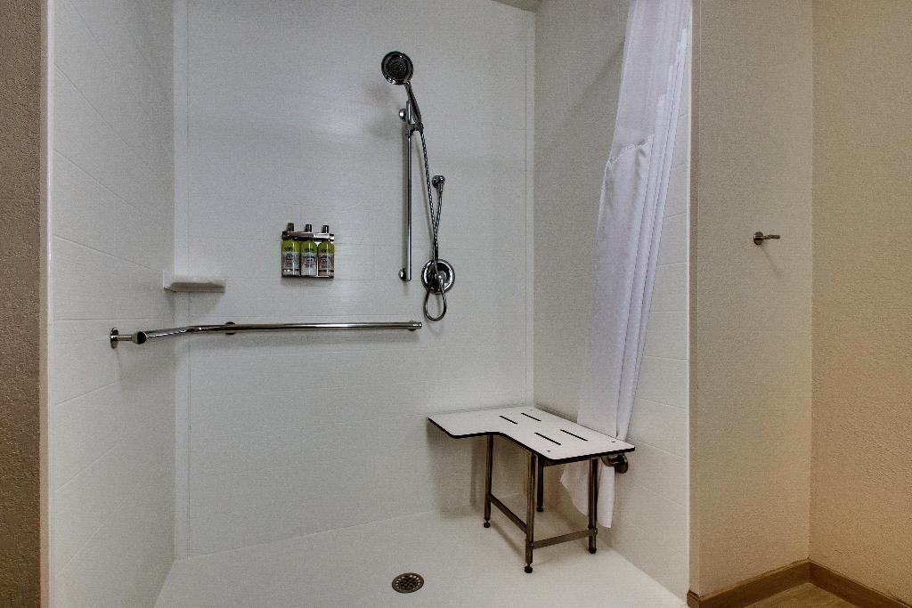 Holiday Inn Express and Suites Lancaster East Stra