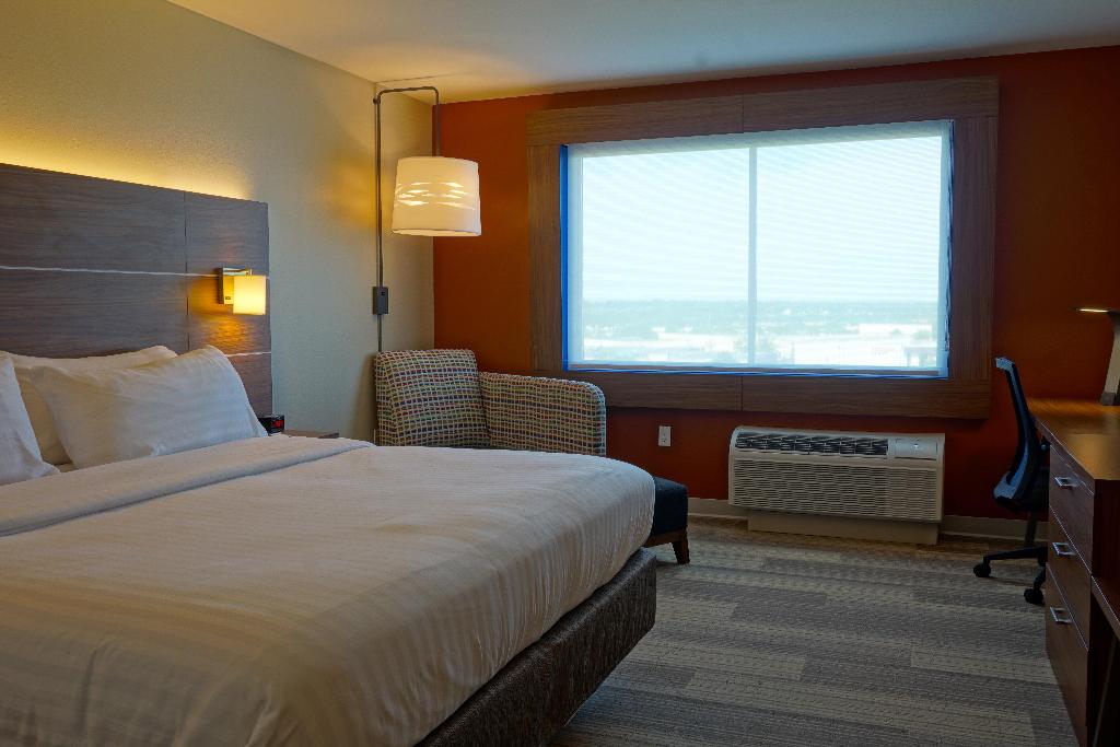 Holiday Inn Express and Suites Omaha Millard Area