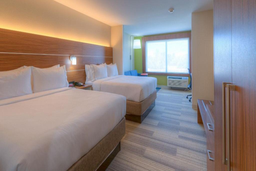 Holiday Inn Express & Suites Tulsa Midtown