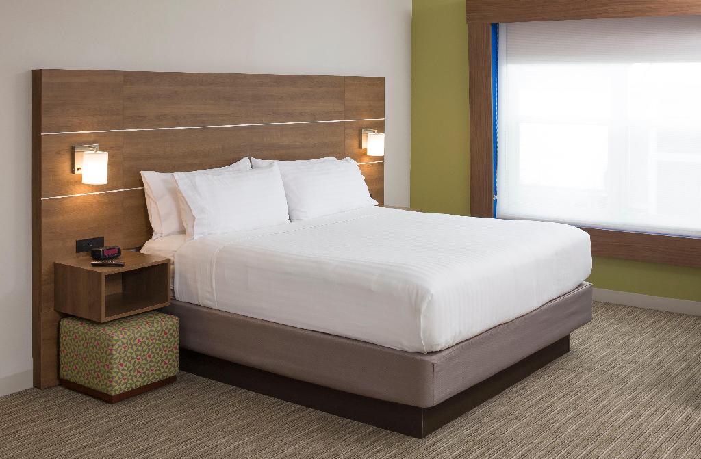 Holiday Inn Express Suites White River Junction