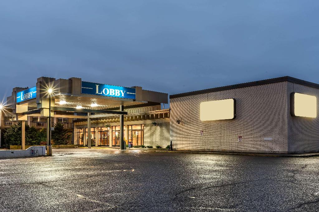 Ramada by Wyndham Thunder Bay Airlane Hotel