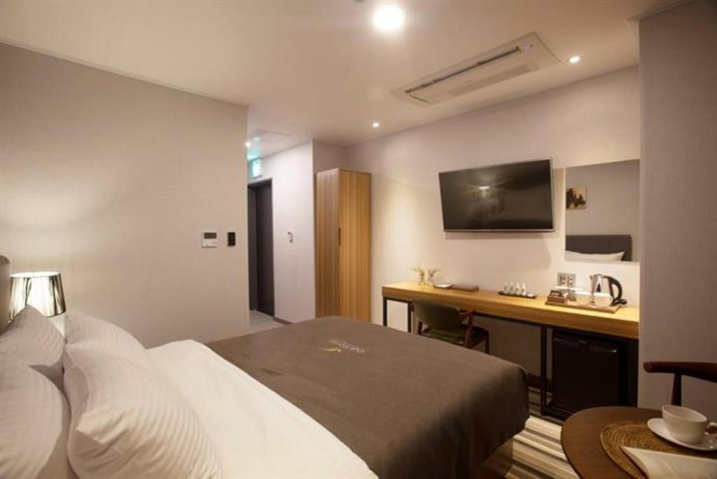 Gnb Hotel