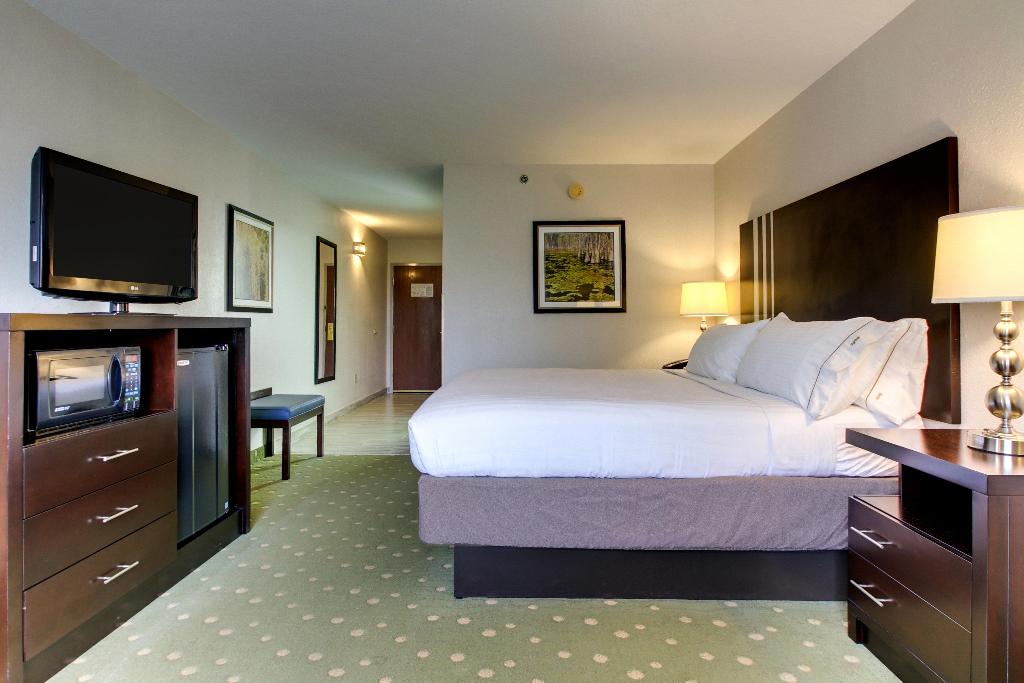 Holiday Inn Express Suites Live Oak