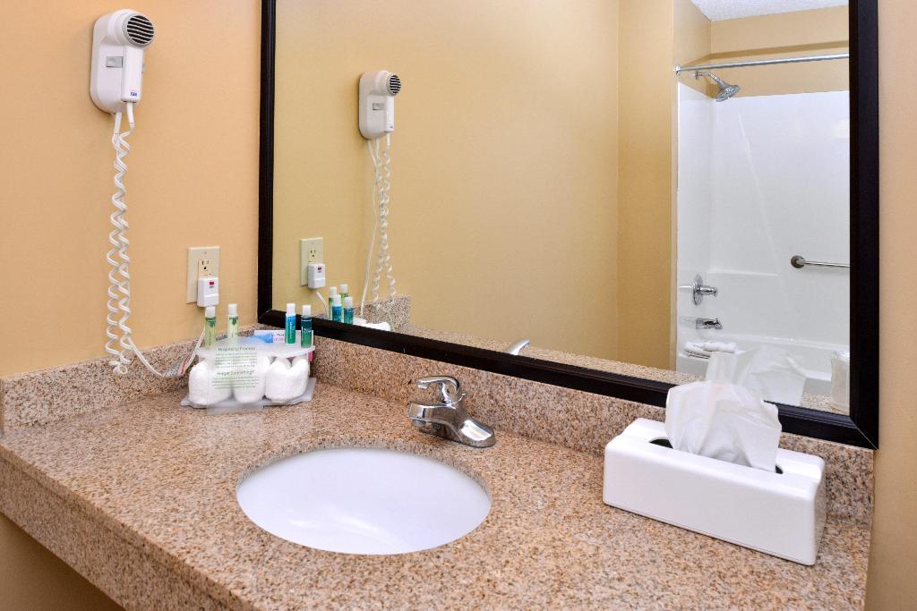 Country Inn & Suites by Radisson, Benton Harbor