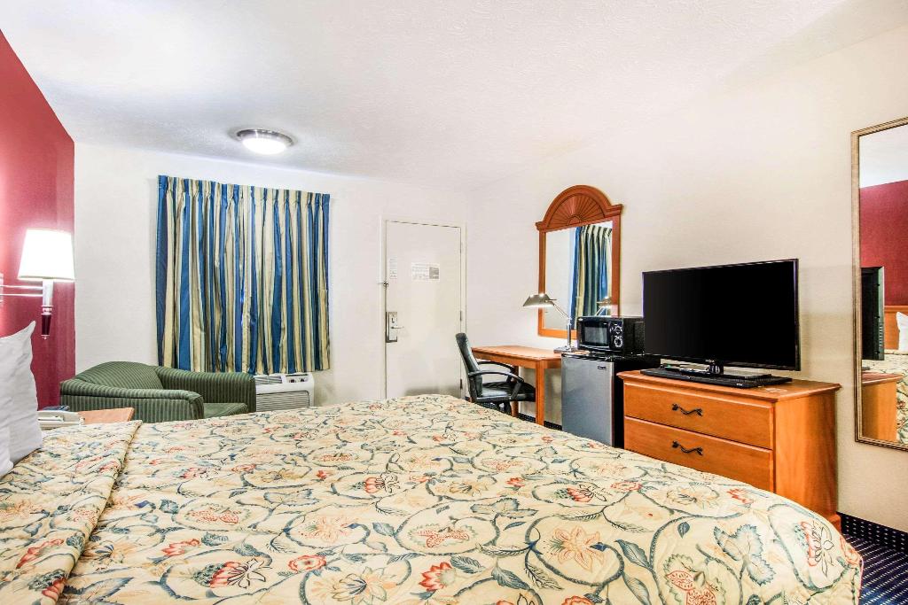  Rodeway Inn La Grange East