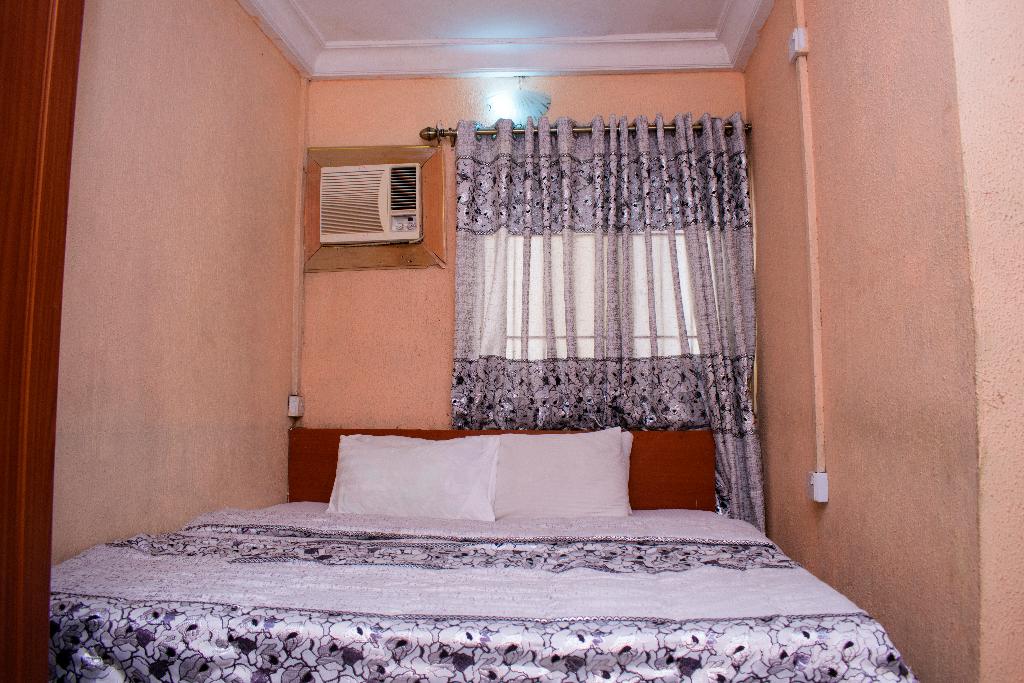 Maxton Suites Magodo