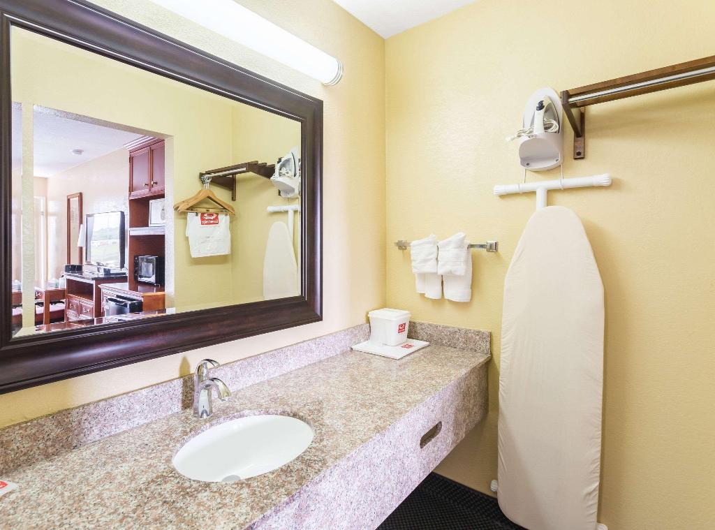 Econo Lodge White Pine Morristown I-81 I-40 Split