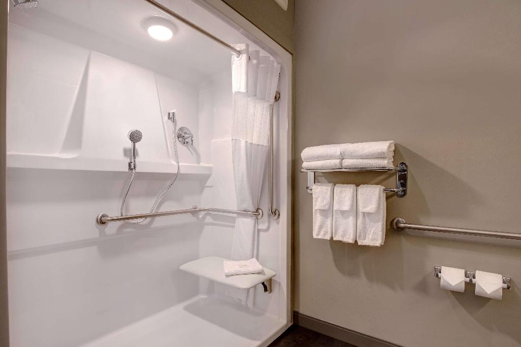 Days Inn & Suites by Wyndham Warman Legends Centre