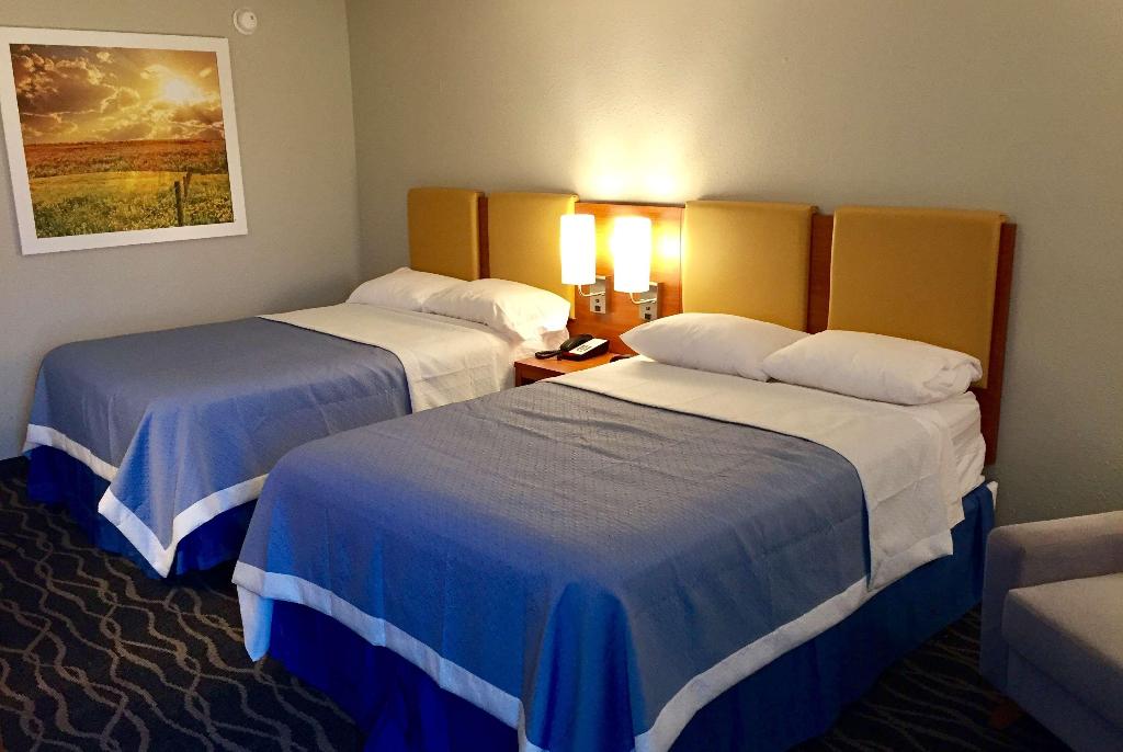 Days Inn & Suites by Wyndham Cincinnati North