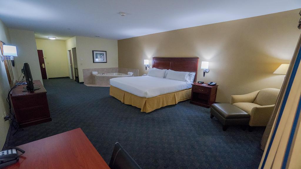 Holiday Inn Express and Suites Pampa