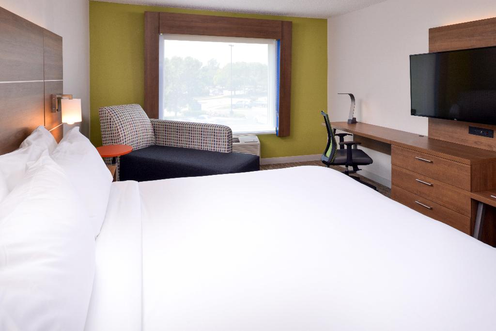Holiday Inn Express Suites Omaha 120Th And Maple