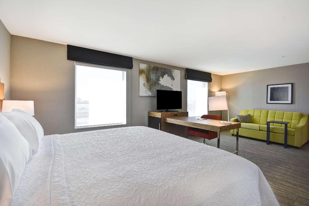 Hampton Inn & Suites Detroit Warren