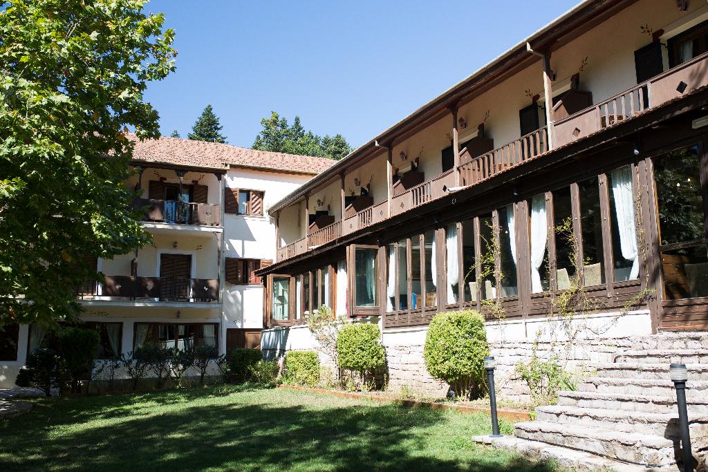 Country Club Hotel & Suites