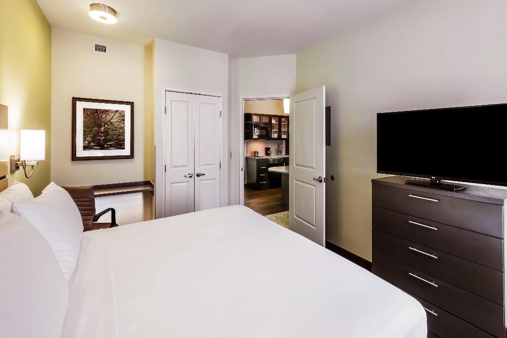 Candlewood Suites Lenexa - Overland Park Area