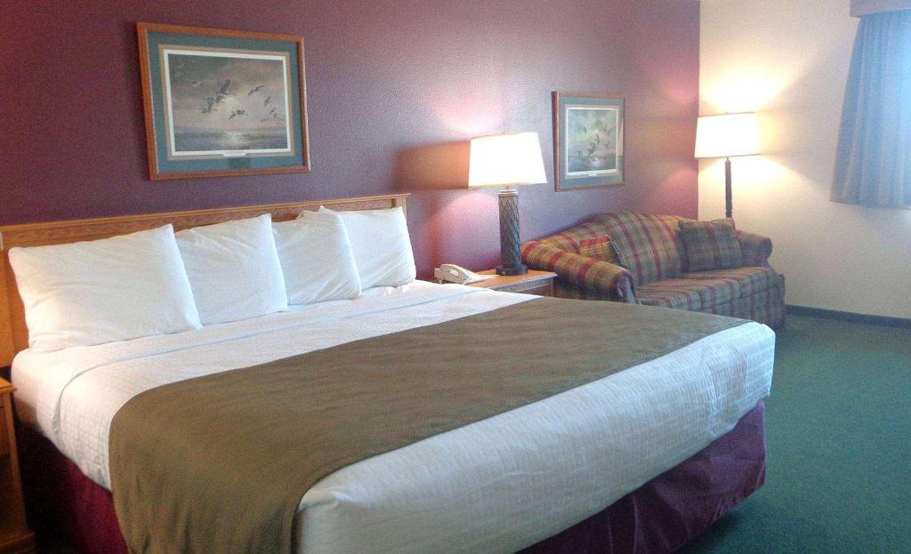 AmericInn by Wyndham Madison SD