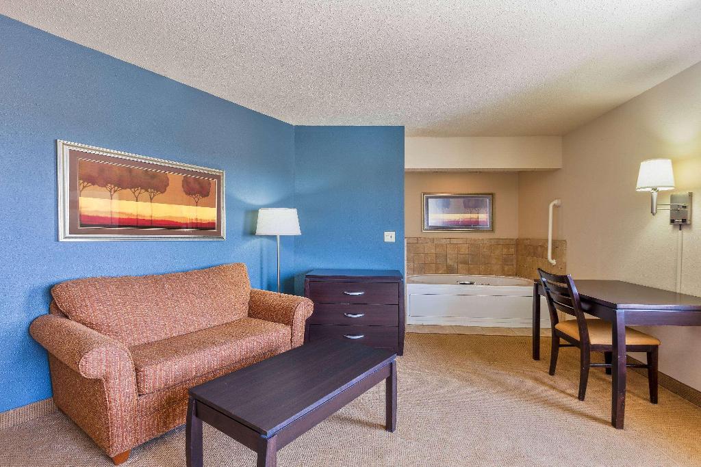 AmericInn by Wyndham Monmouth