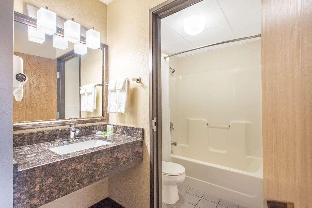 AmericInn by Wyndham West Salem