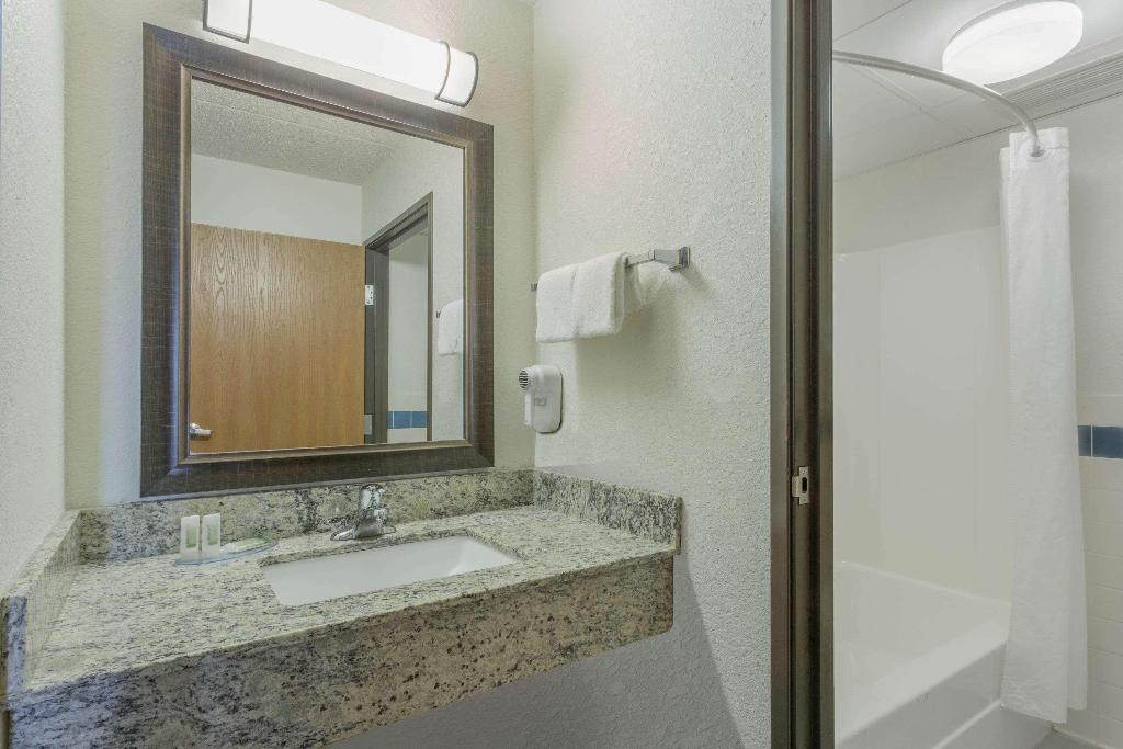 AmericInn by Wyndham Menominee