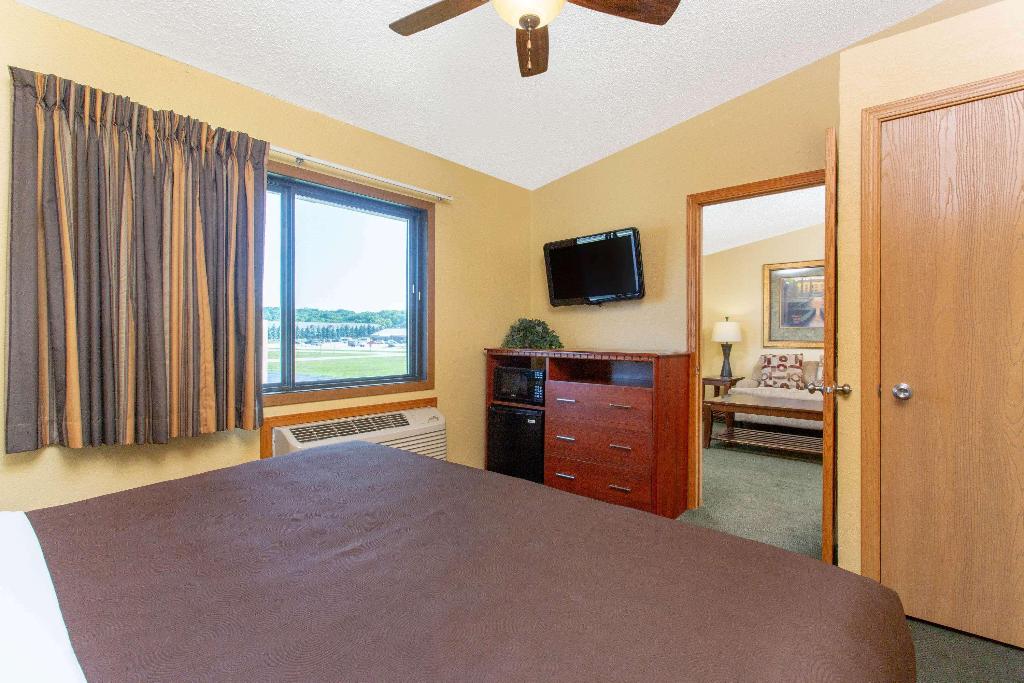 AmericInn by Wyndham West Bend