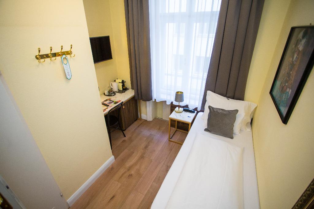 Hotel City Pension Stephansplatz self check in, Österreich, Wien. Großes 6