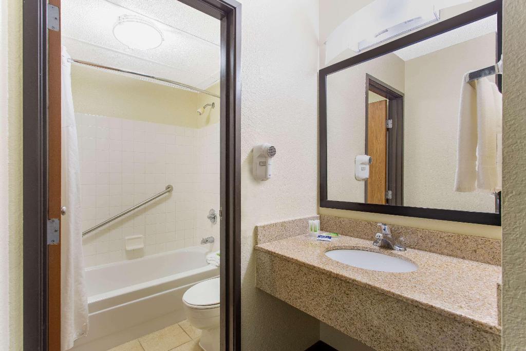 AmericInn by Wyndham Burlington