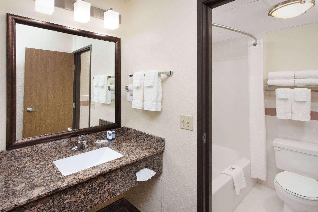 AmericInn by Wyndham Grundy Center