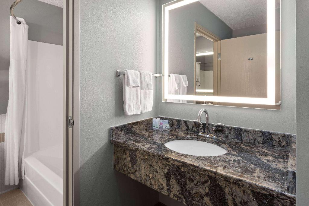 AmericInn by Wyndham North Branch