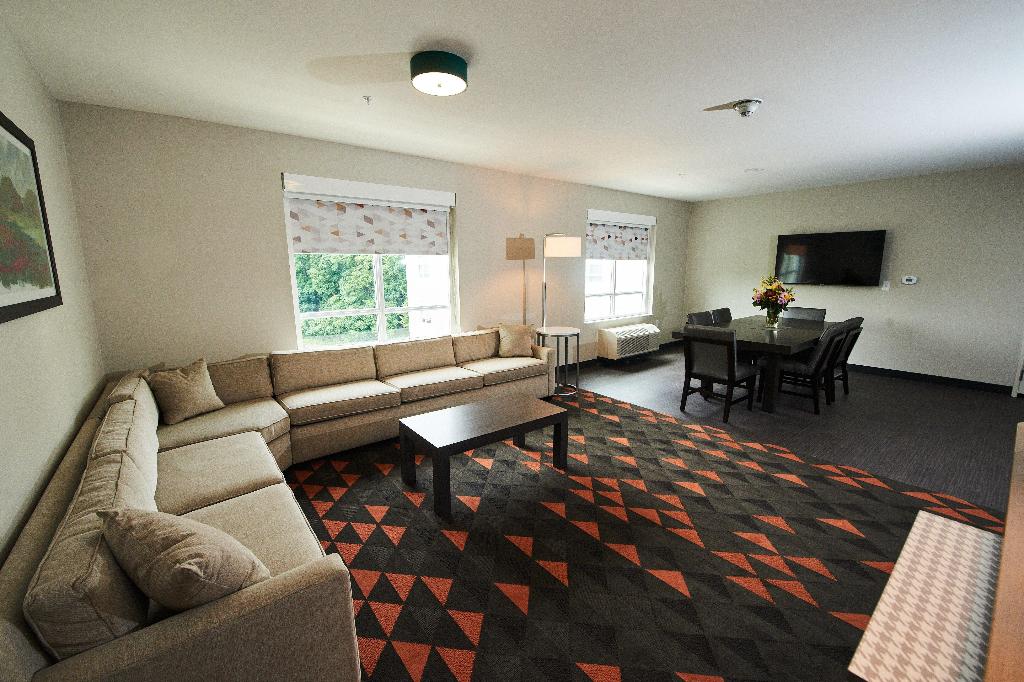 Holiday Inn & Suites Philadelphia W - Drexel Hill