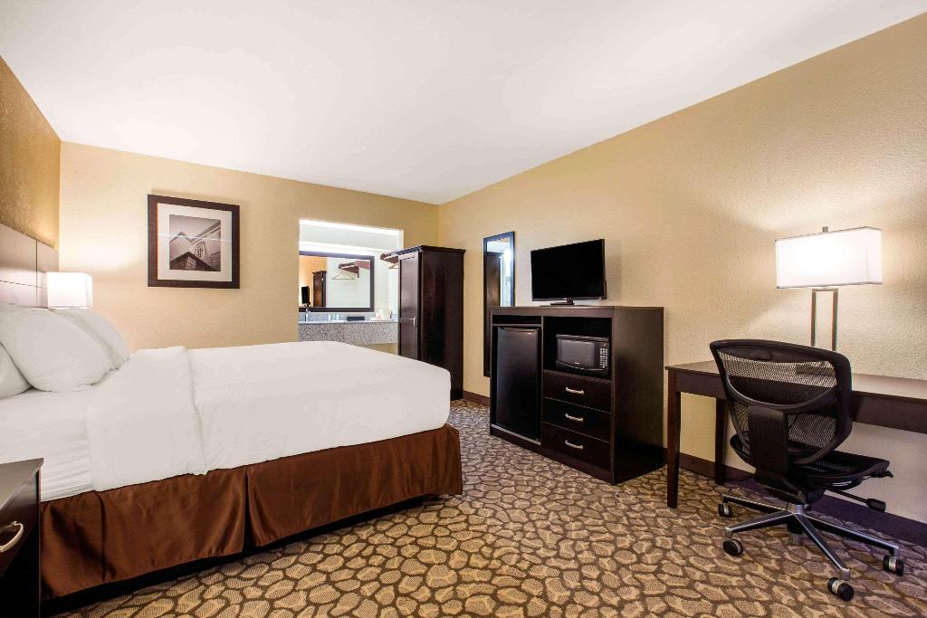 Ramada By Wyndham Santee I-95