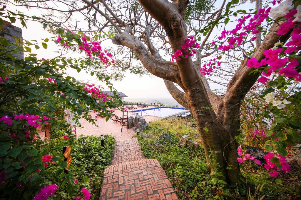 Victoria Nui Sam Lodge