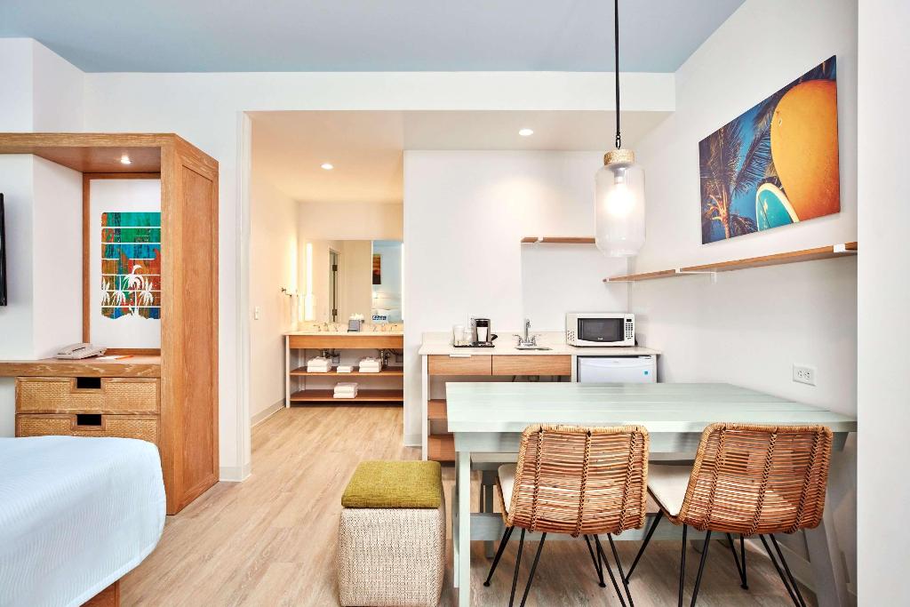 Universal Endless Summer - Dockside Inn and Suites