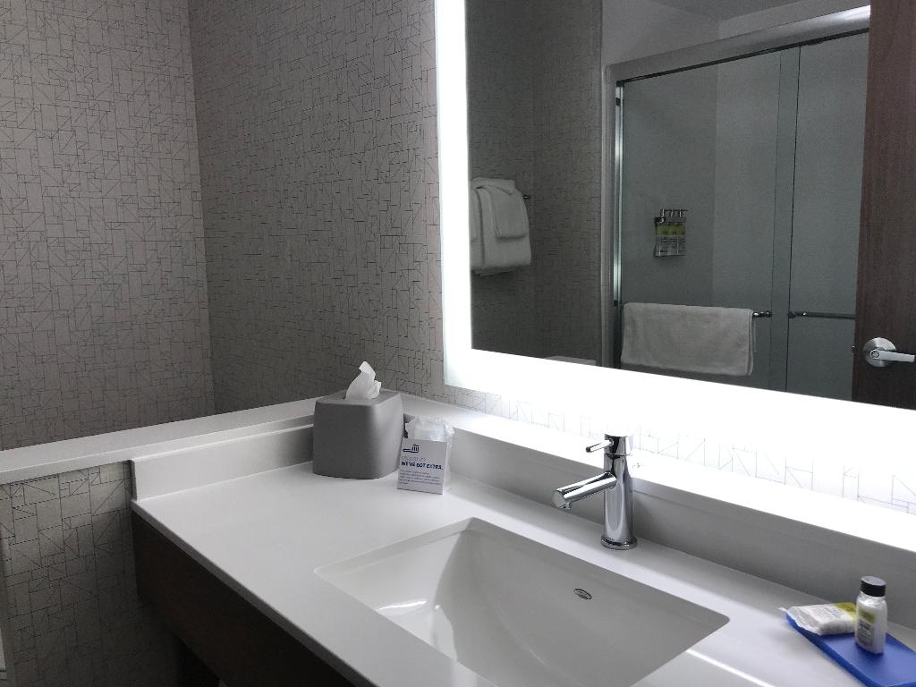 Holiday Inn Express & Suites Phoenix - Airport No