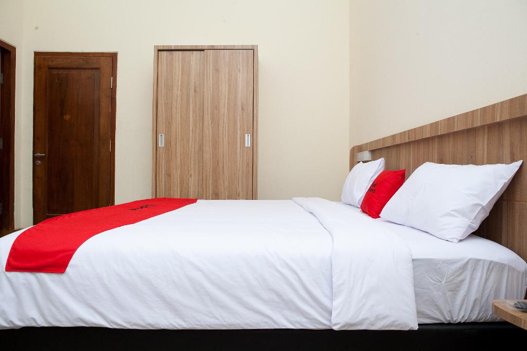 RedDoorz Plus near Pasundan University