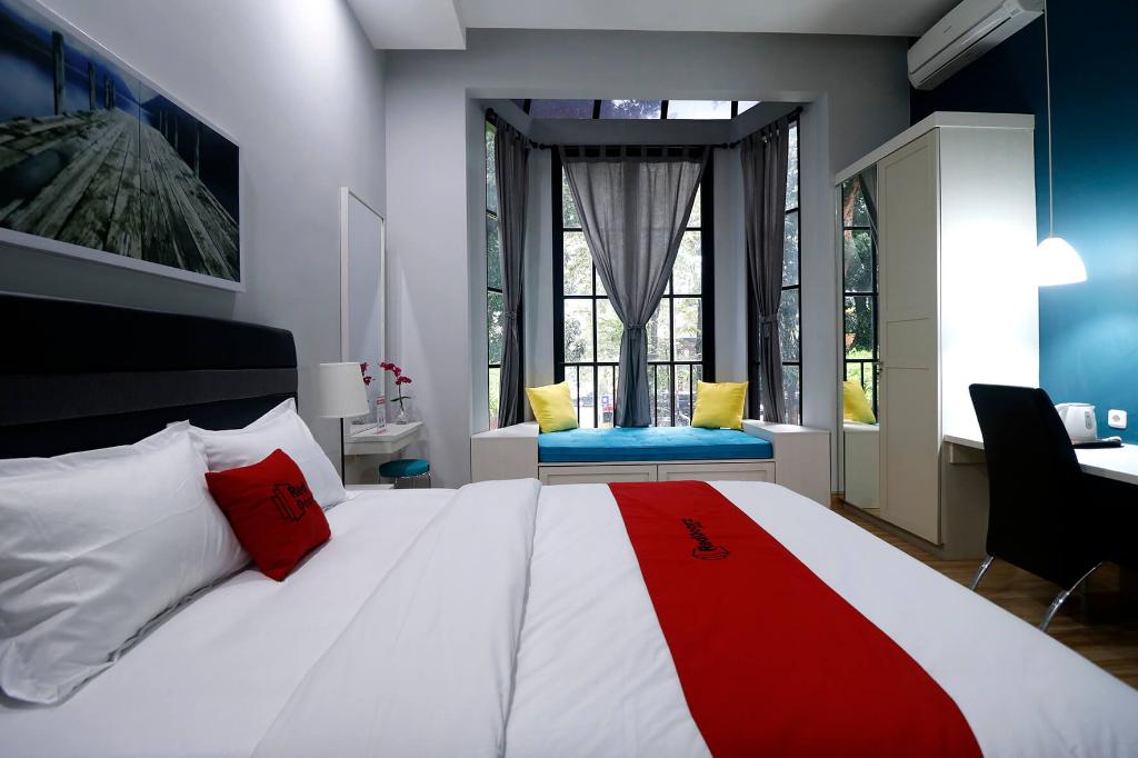 RedDoorz Premium near RS Pondok Indah La Maison