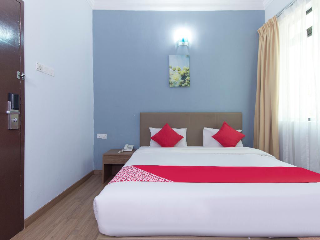 OYO 445 Charisma Hotel