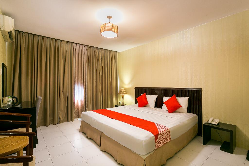 Holiday Hotel