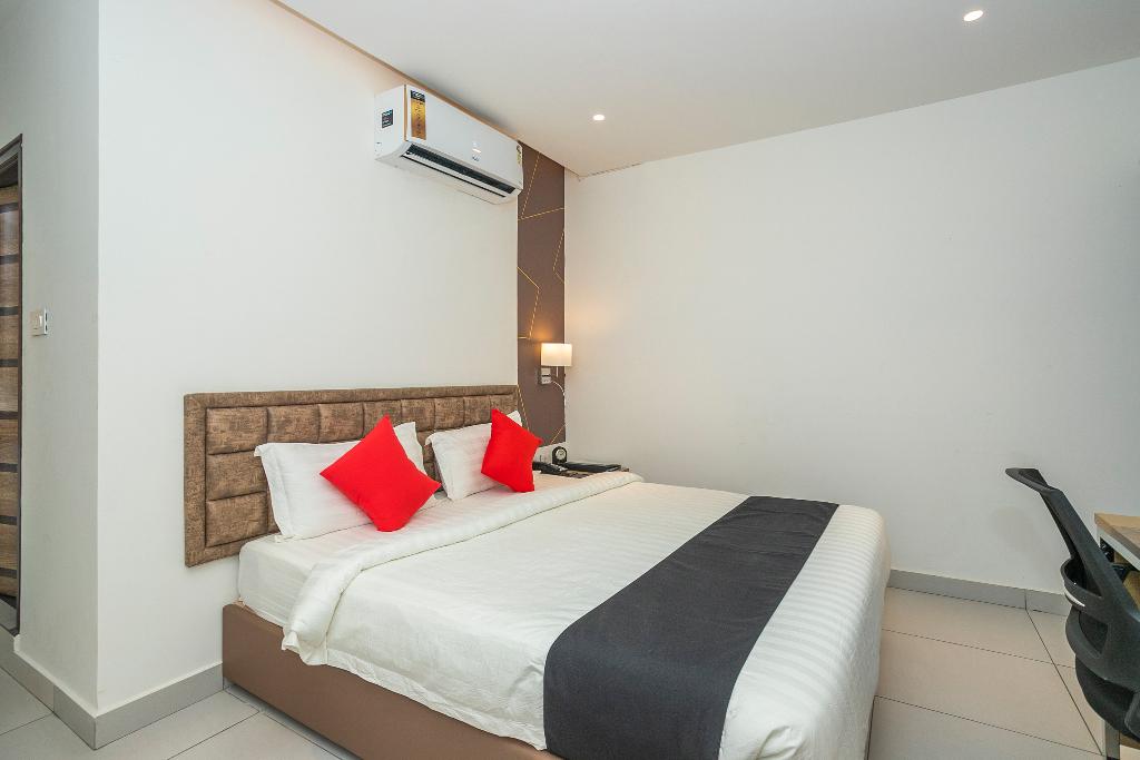 Capital O 36137 Vihaari 24 Business Hotel