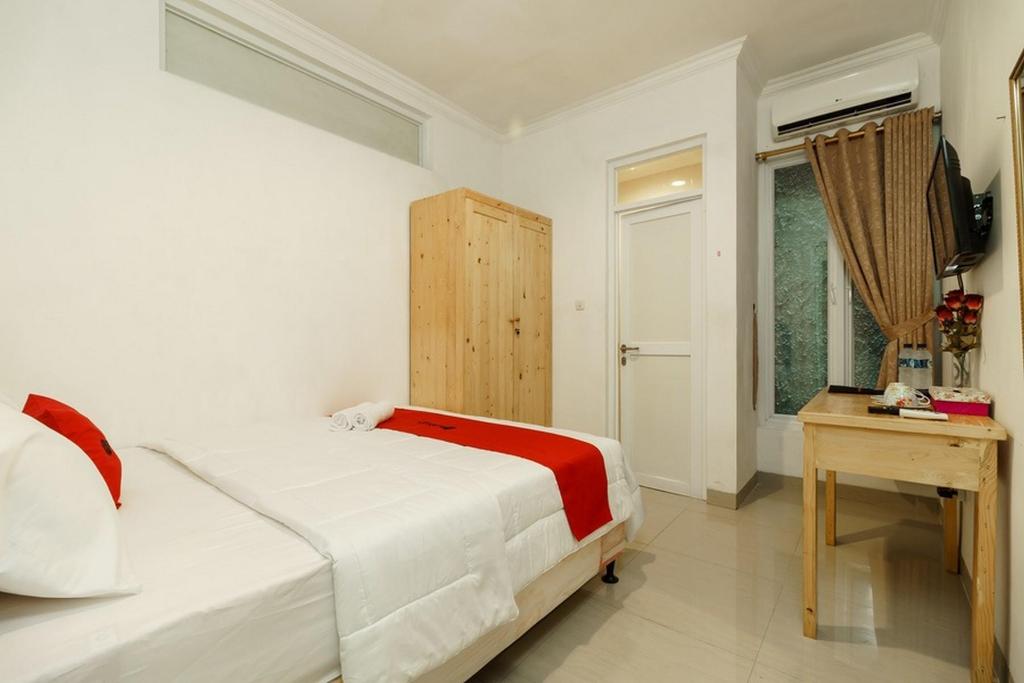 RedDoorz Syariah Plus near Pancoran 2