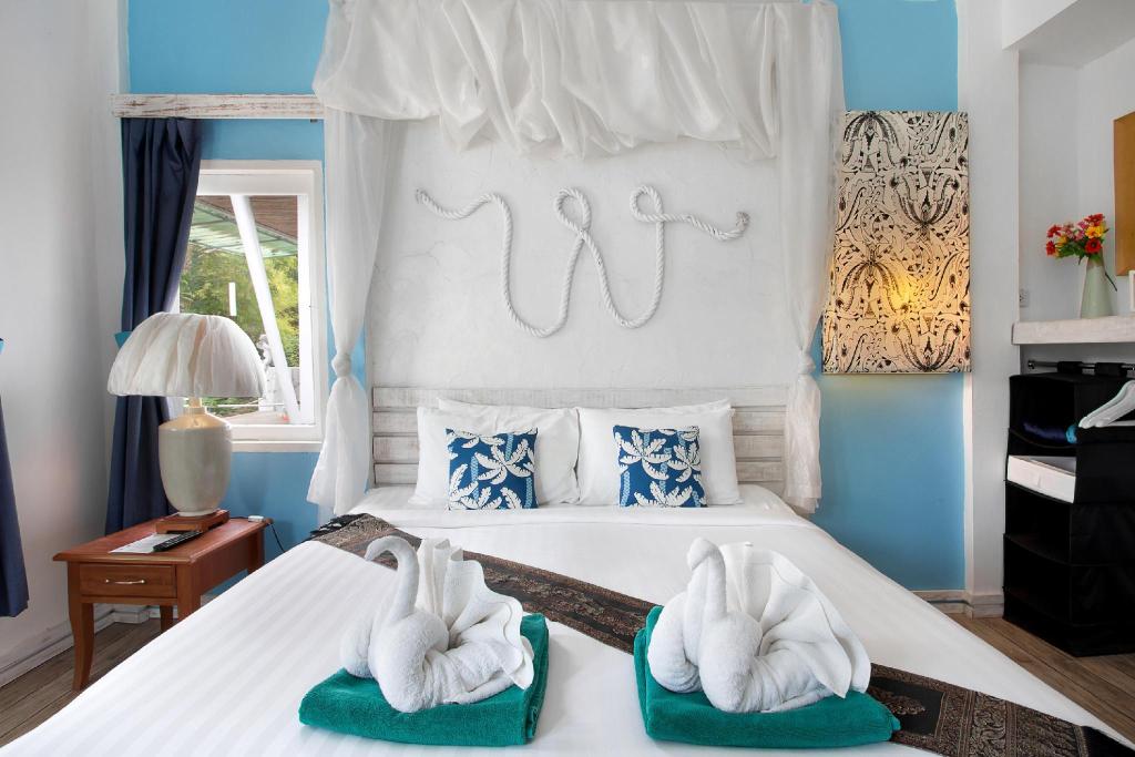 White Knot Koh Chang by D Varee