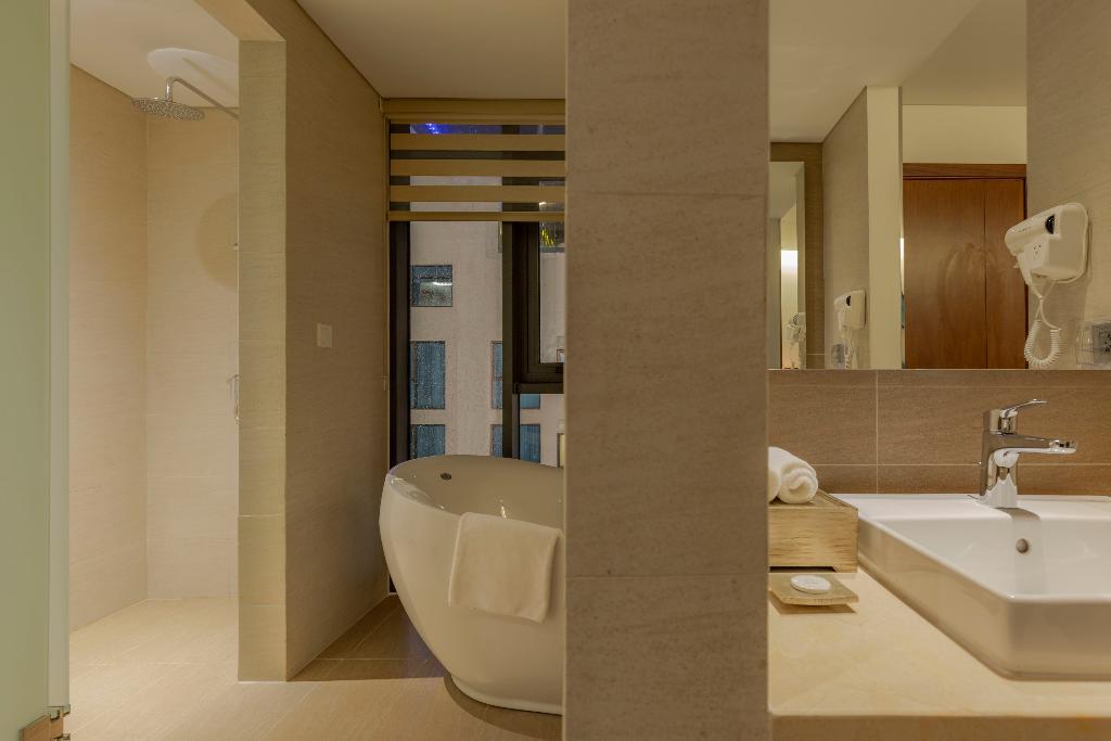 Maximilan Danang Beach Hotel