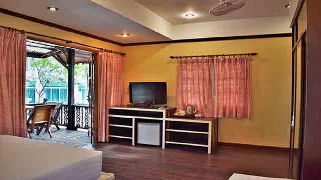 Sairee Hut Resort