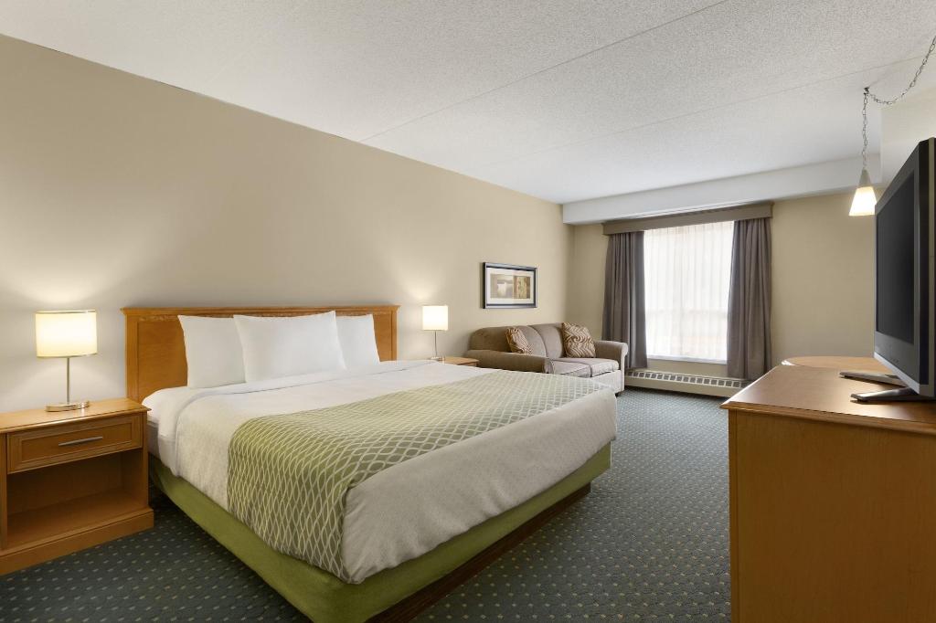 Colonial Square Inn & Suites Saskatoon