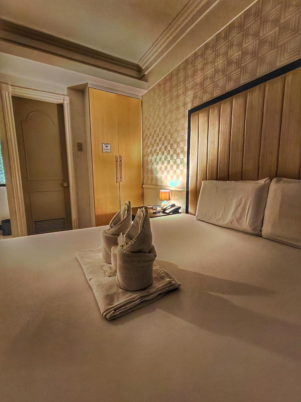 S&M Hotel