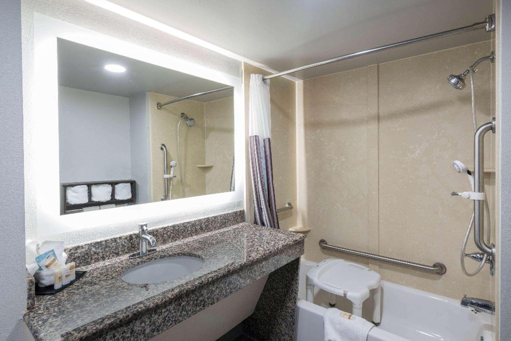 La Quinta Inn Suites By Wyndham Clarksville