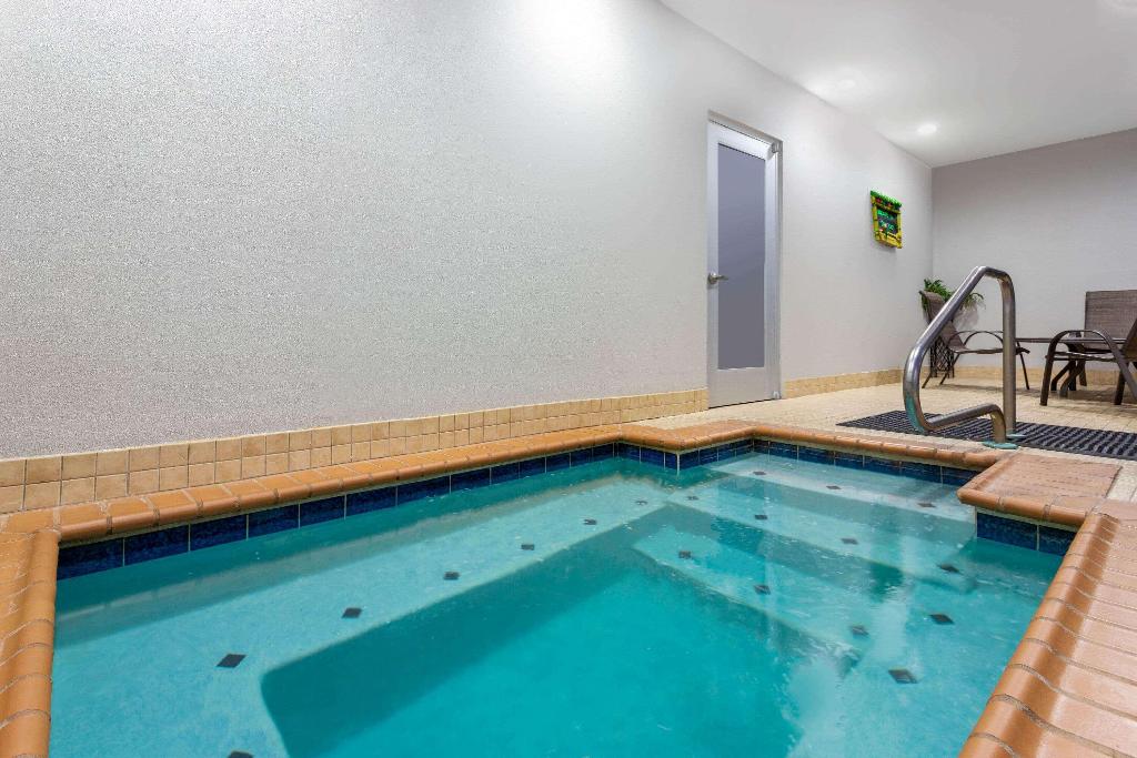 La Quinta Inn Suites Columbus Edinburgh