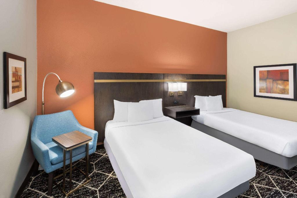 La Quinta Inn Suites By Wyndham Olathe