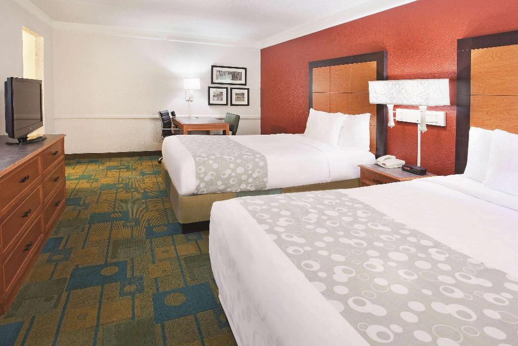 Howard Johnson By Wyndham Columbus Fort Moore