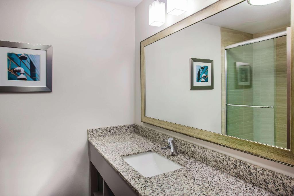 La Quinta Inn Suites By Wyndham St Paul Woodbury